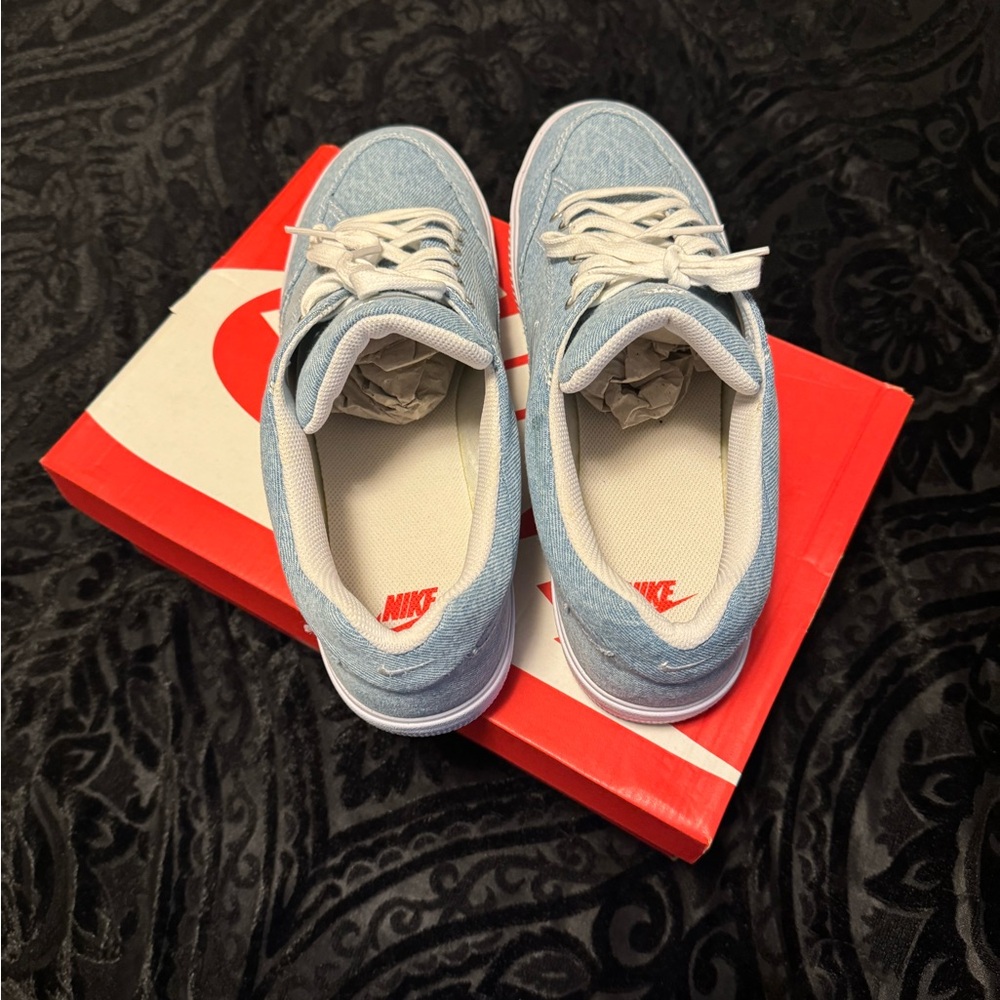 Casual Nike men’s sneakers